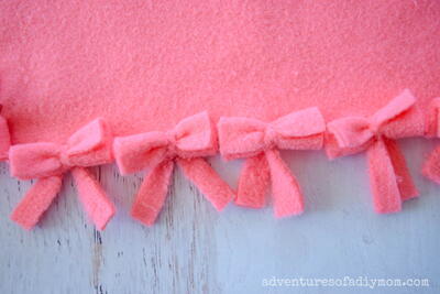 Adorable No Sew Fleece Blanket With Bows!