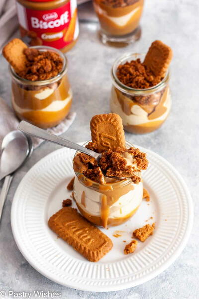 Easy No-bake Biscoff Cheesecake Cups