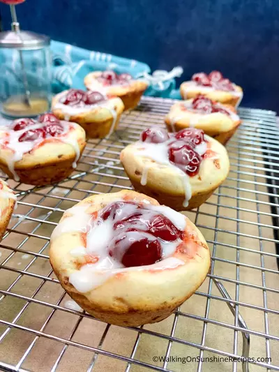 Pillsbury Cinnamon Rolls With Cherry Pie Filling