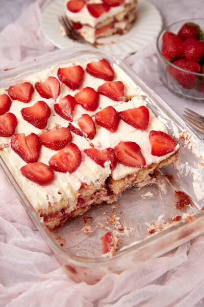 No-coffee Strawberry Tiramisu With Fresh Berries