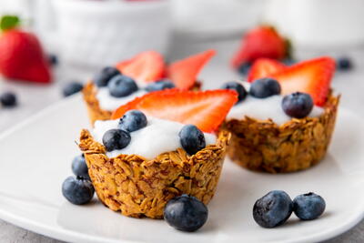 Granola Berry Cups With Yogurt And Fruit