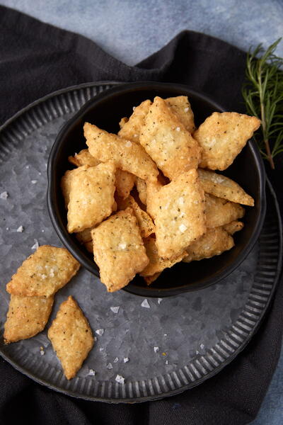 Buttery Gruyère Cheese Crackers