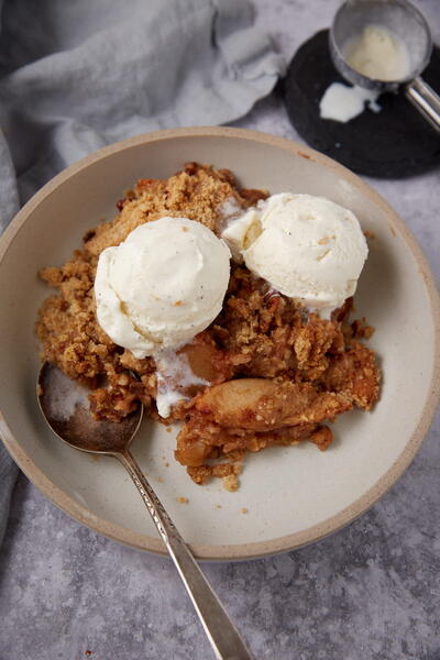 Easy Apple Crisp With Oatmeal Topping