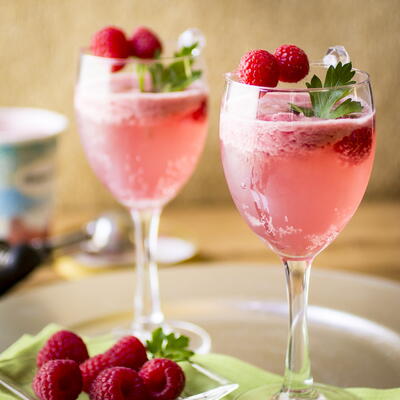 3 Ingredient Easy Raspberry Spritz Cocktail