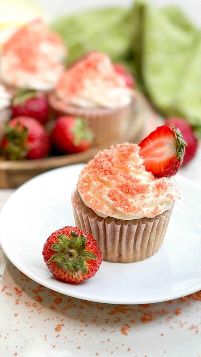 Strawberry Crunch Cupcakes