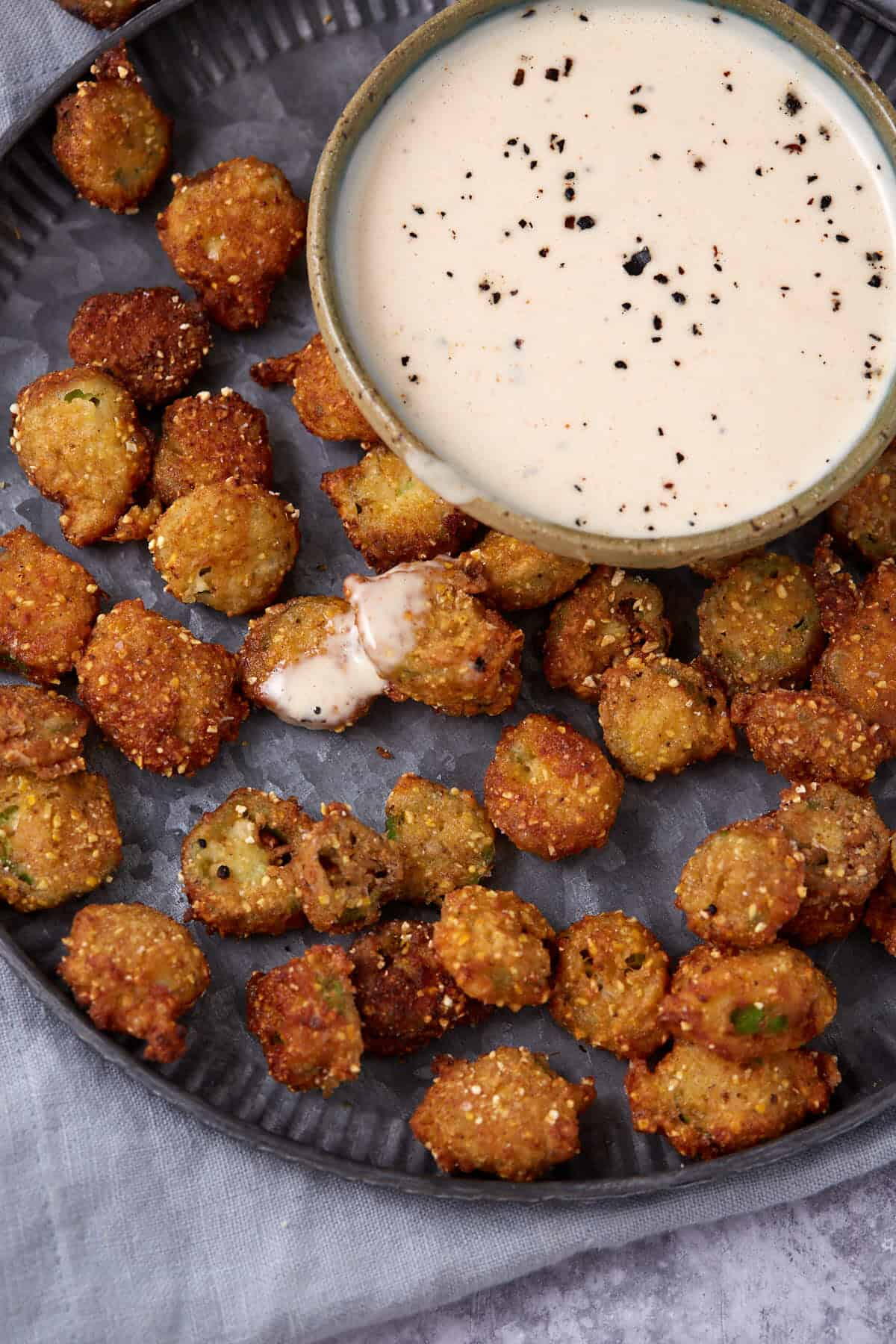 Crispy Cornmeal Coated Southern Fried Okra | RecipeLion.com