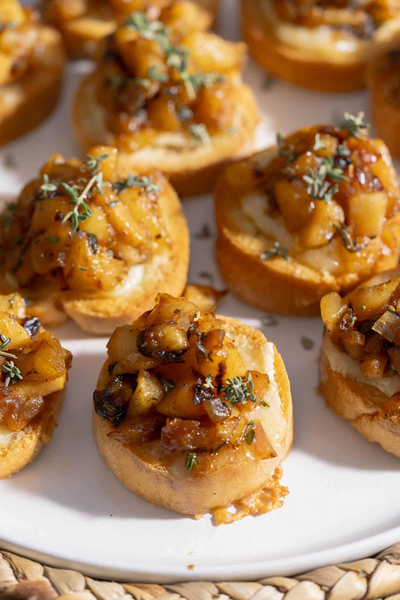Baked Brie Crostini With Apple Chutney