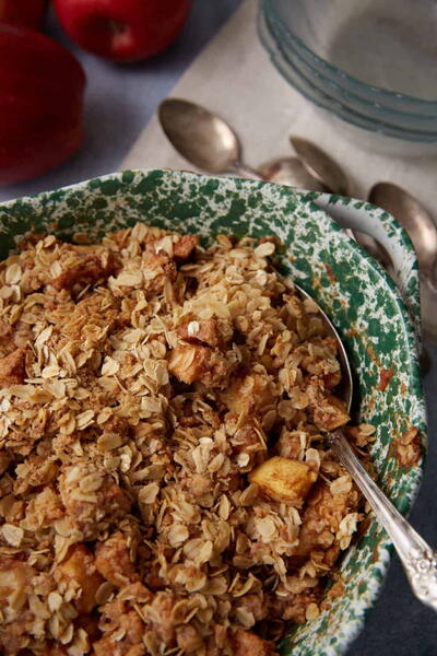 Crispy Oatmeal Apple Crisp With A Warm, Juicy Cinnamon Filling