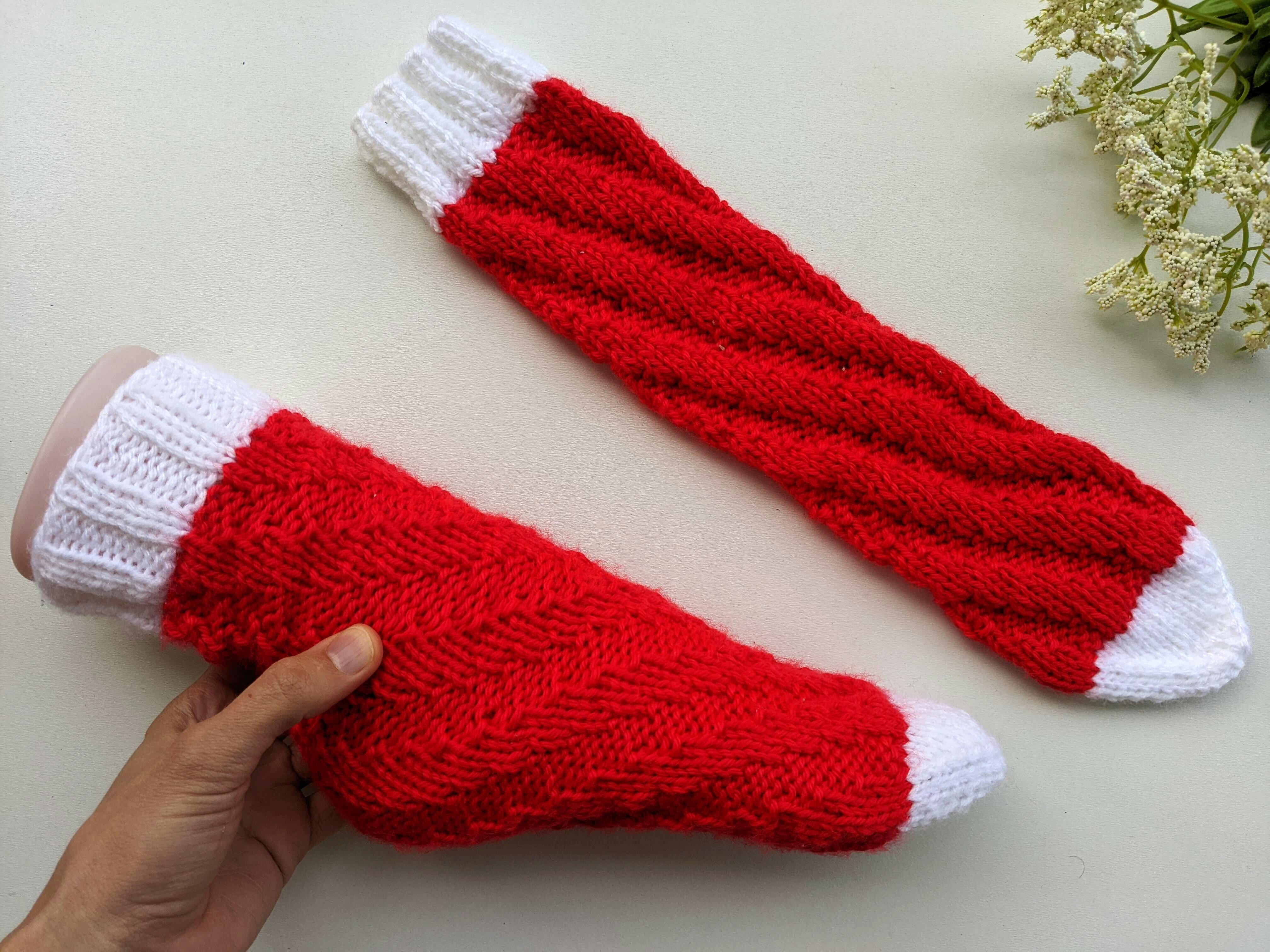 Spiral No-heel Santa Socks | AllFreeKnitting.com