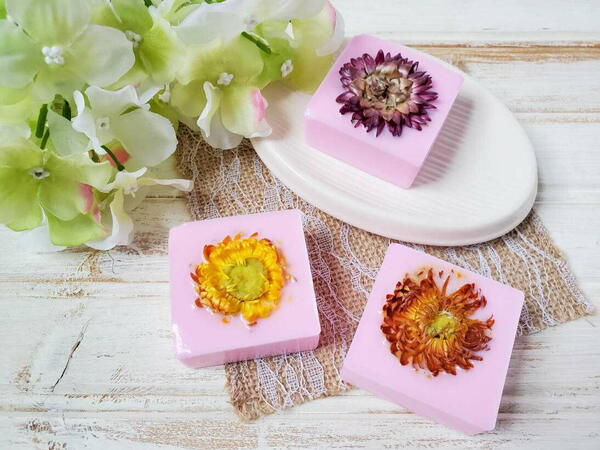 Easy Diy Soap With Dried Flowers
