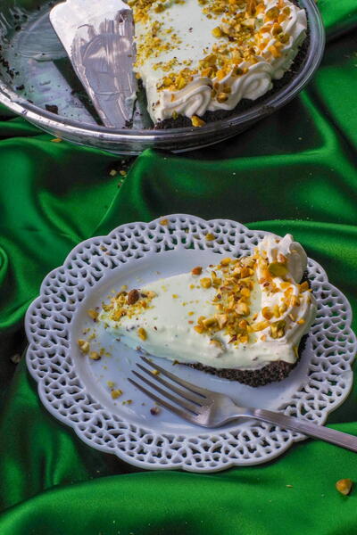 Healthy No Bake Pistachio Mousse Pie