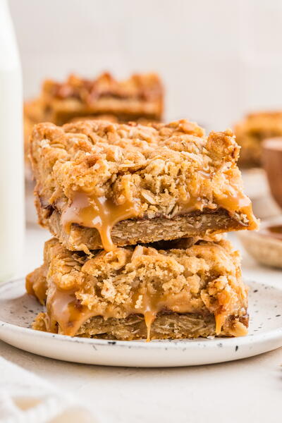 Carmelita Bars With Thick Oat Layers & Gooey Caramel